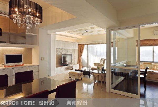 誰說客廳的背牆只能白悽悽一片？現在都流行雕花、壁貼