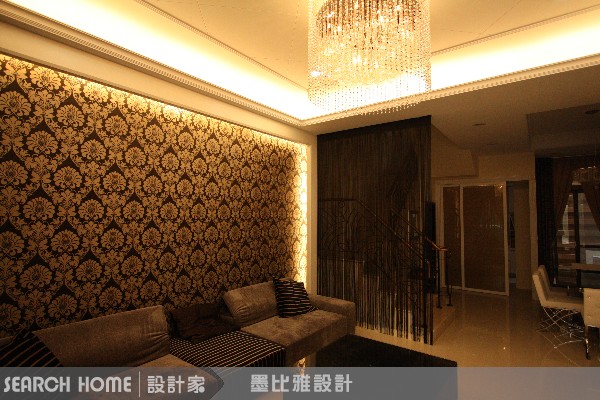 壁紙，最會畫虎嵐的建材
歐洲高級奢華風的居家空間裡
