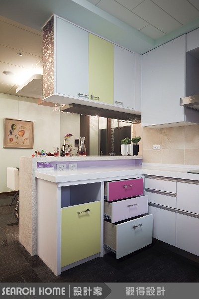 洗好的碗盤堆成一堆，小強爬來爬去；客人來了沒地方坐