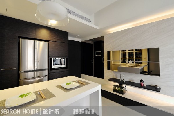 洗好的碗盤堆成一堆，小強爬來爬去；客人來了沒地方坐