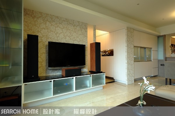 杜比音效轟轟作響，看恐怖片才夠驚悚。在客廳作瑜珈想