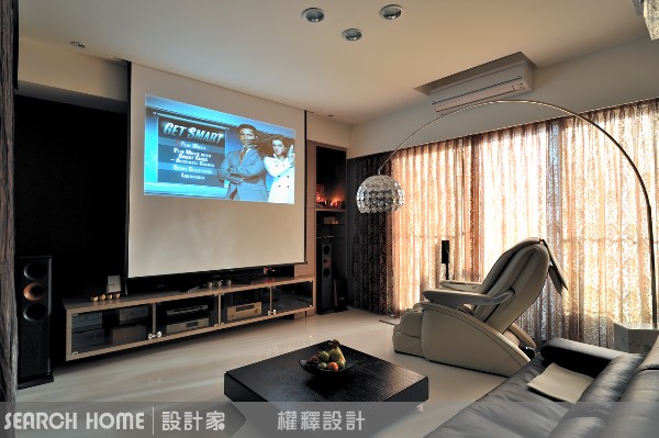 杜比音效轟轟作響，看恐怖片才夠驚悚。在客廳作瑜珈想