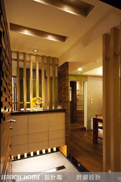 都會小坪數空間中，寸土寸金阿!書房也可以是客廳、開