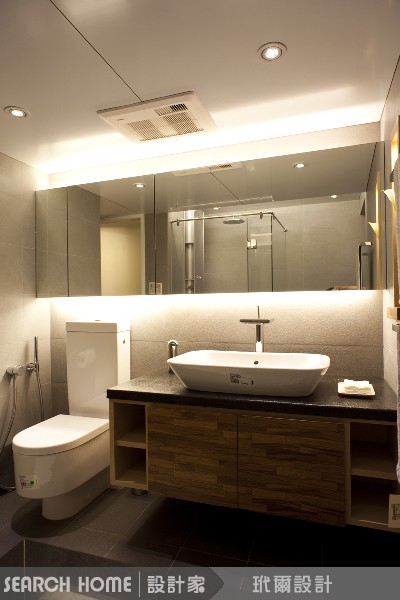 以下是幾種浴室的不敗收納法：
轉角架及三角架：
九