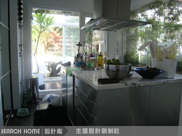 條件１０：大大調理區，作菜上菜不慌張
一般歐式廚房