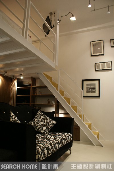 夾層屋的樓梯下封閉式收納
樓梯下究竟是要用抽屜式或