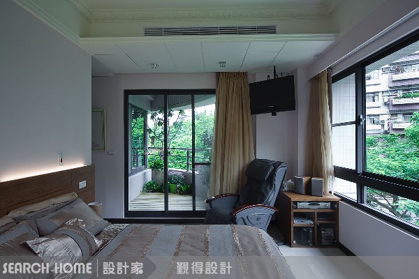 你看看第一張圖，位在都市透天厝頂樓的湯屋，沒有門，