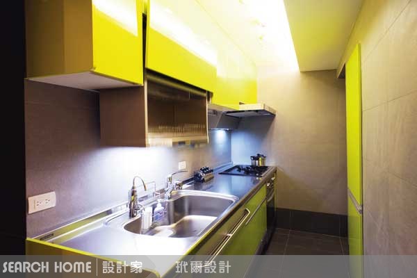 轟隆隆，引擎聲怒吼，紅色的車影飆著風速，呼嘯而去。