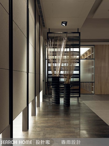 空間錯覺術——縮放的特效
運用材質的搭配，讓空間具