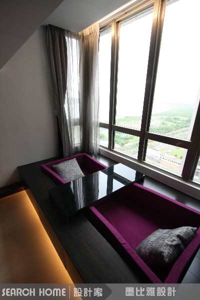 轟隆隆，引擎聲怒吼，紅色的車影飆著風速，呼嘯而去。