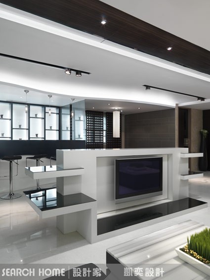 變形金剛很厲害，可以是餐桌可以是吧台可以是收納櫃，