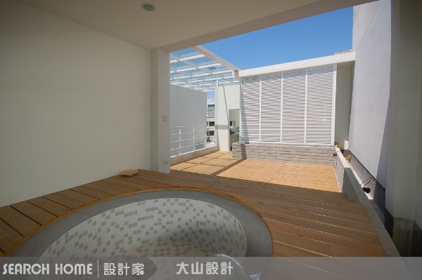 誰說鋁門窗一定要是咖啡色或是金屬色
是的，老爺夫人