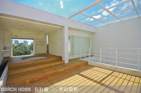 你看看第一張圖，位在都市透天厝頂樓的湯屋，沒有門，