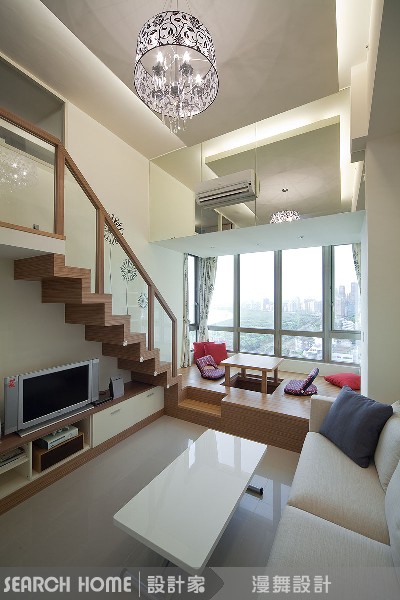 夾層屋的樓梯下封閉式收納
樓梯下究竟是要用抽屜式或