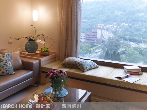 會移動的和室桌
窗邊平台不稀奇，和室桌也不稀奇，但