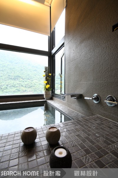 你看看第一張圖，位在都市透天厝頂樓的湯屋，沒有門，