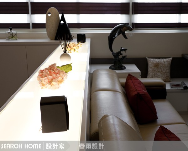 變形金剛很厲害，可以是餐桌可以是吧台可以是收納櫃，