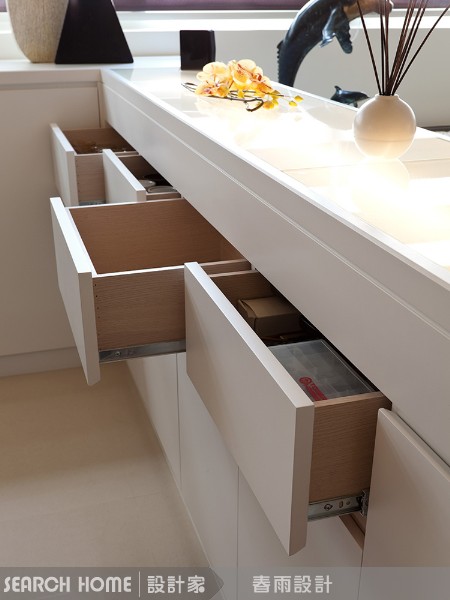 變形金剛很厲害，可以是餐桌可以是吧台可以是收納櫃，