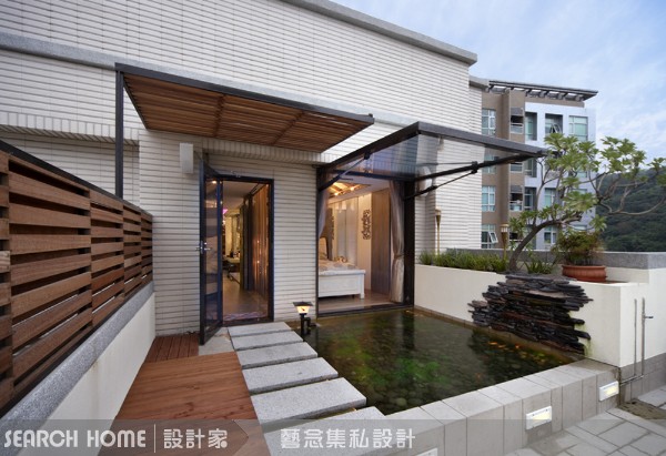 你看看第一張圖，位在都市透天厝頂樓的湯屋，沒有門，