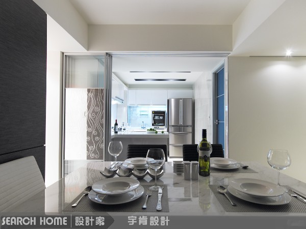 轟隆隆，引擎聲怒吼，紅色的車影飆著風速，呼嘯而去。