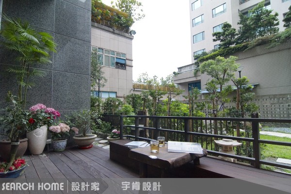 你看看第一張圖，位在都市透天厝頂樓的湯屋，沒有門，