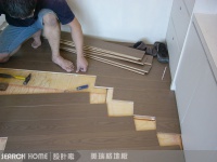 此為平鋪法，主要用在海島型及實木地板施工法。[6]