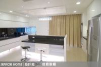 由一字型加吧台式半島加餐桌組成的中島型廚具，採結晶鋼烤門板設計。[25]