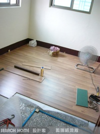 此為超耐磨木地板才有的直鋪法。[5]