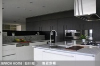 陶烤門板的中島型廚具，附昇降式抽油煙機，加吧台式廚櫃採花崗石檯面。[54]