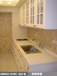 白色門板一字型高低廚櫃設計，搭配單口爐及大水槽設計。[61]