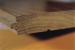這是實木地板，從側面及底部即可看出整塊木紋[2]