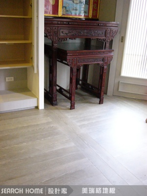 超耐磨地板中的木紋材質層是決定超耐磨地板花色的���素。[3]