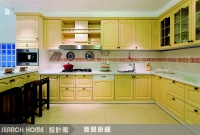 淡黃色實木門板Ｌ型廚具搭配電器高櫃及早餐吧台設計。[55]