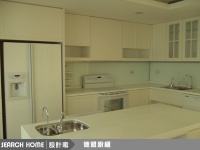 白色Ｌ型廚具搭配中島型新古典風格廚房。[62]