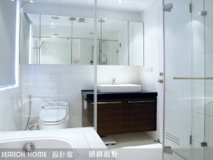 更多關於淋浴拉門的衛浴空間設計圖片[1]