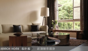 客廳茶几、沙發旁的邊几，都以自然原木材質為主。[14]