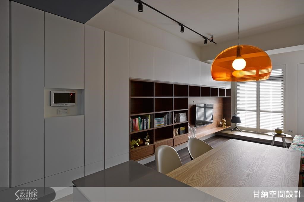 细心将一整面主墙，针对不同区域属性作规划，像是客厅空间的电视墙、收纳柜