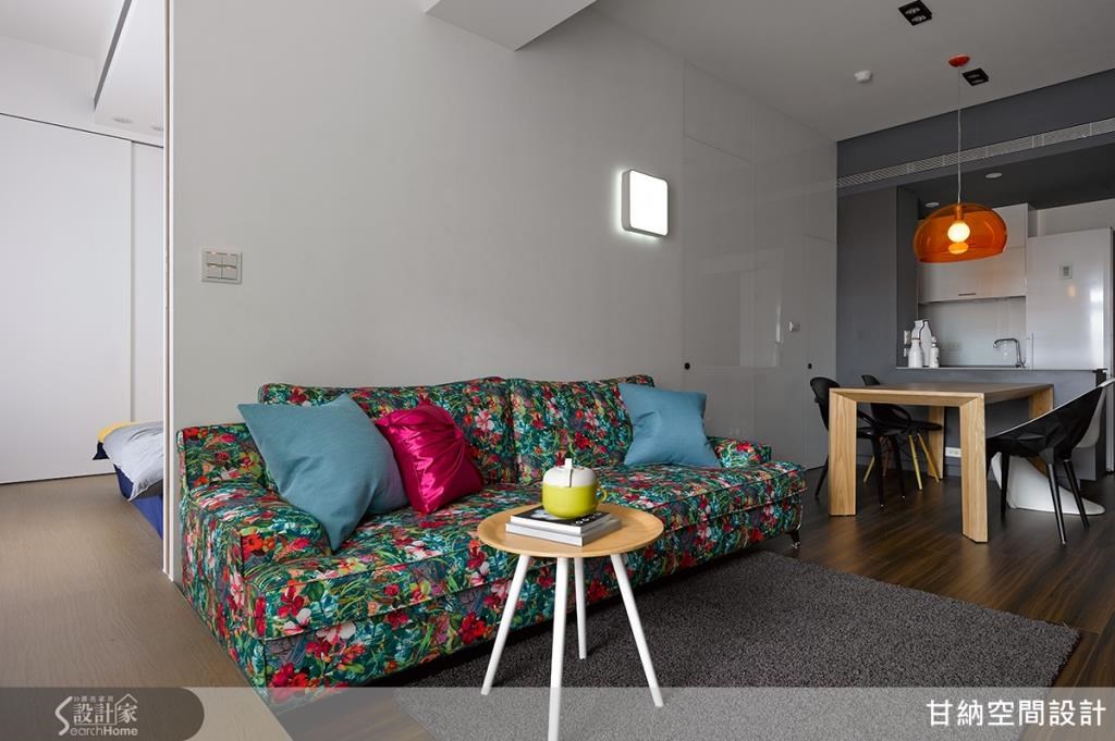 素净的空间，就以缤纷如画的沙发座来衬托，营造出空间大胆的配色。