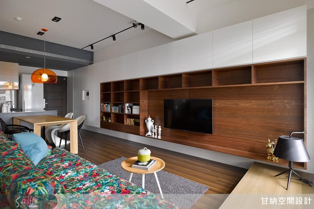 选用温润木质来作为电视柜墙，让开放式空间，多了点疗癒的柔和气息。