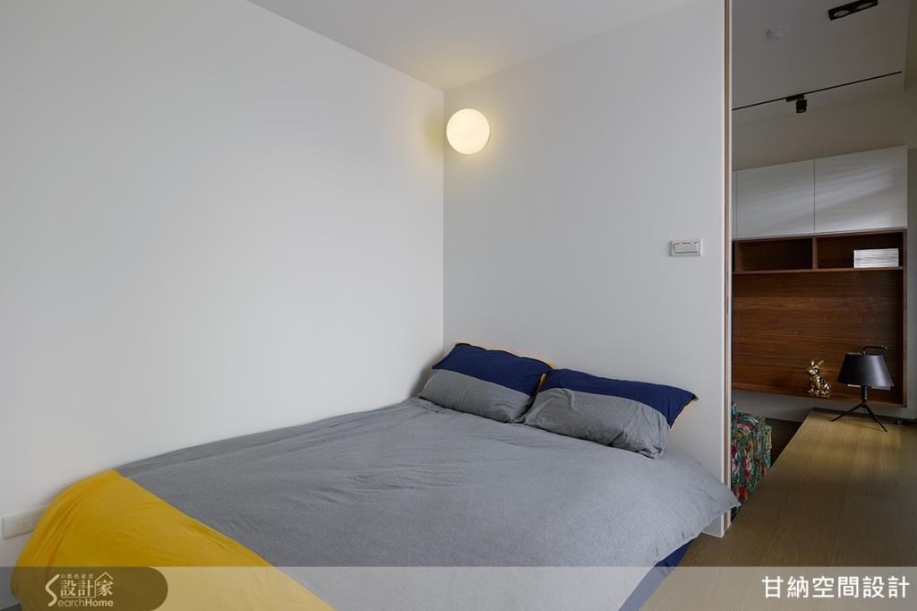 位在沙发背墙后方则是私密的住卧空间，以简约的线条设计，让舒眠成为最重要的核心，再以柔黄如月色的灯光，伴以入眠。