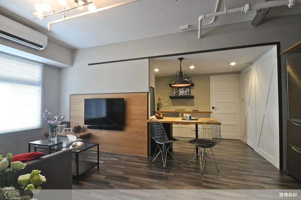 以半开放式格局来规画客餐厅空间，搭配线条的经营表现，让整体空间感有延伸放大的视觉效果。
