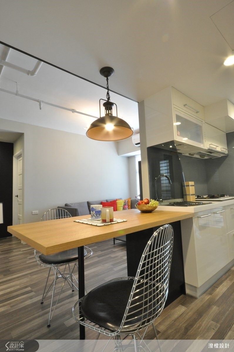 用餐吧檯与厨房流理台巧妙连结延伸，不但在视觉上好看，同时也具备方便的生活机能。