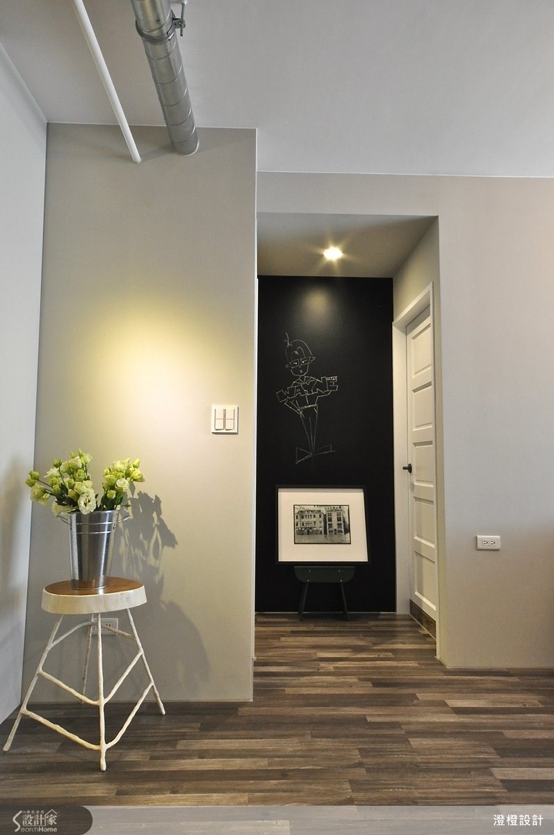 走道墙面以黑板的概念表现出富有趣味的塗鸦设计，搭配灯光投射，成为绝佳的视觉端景。