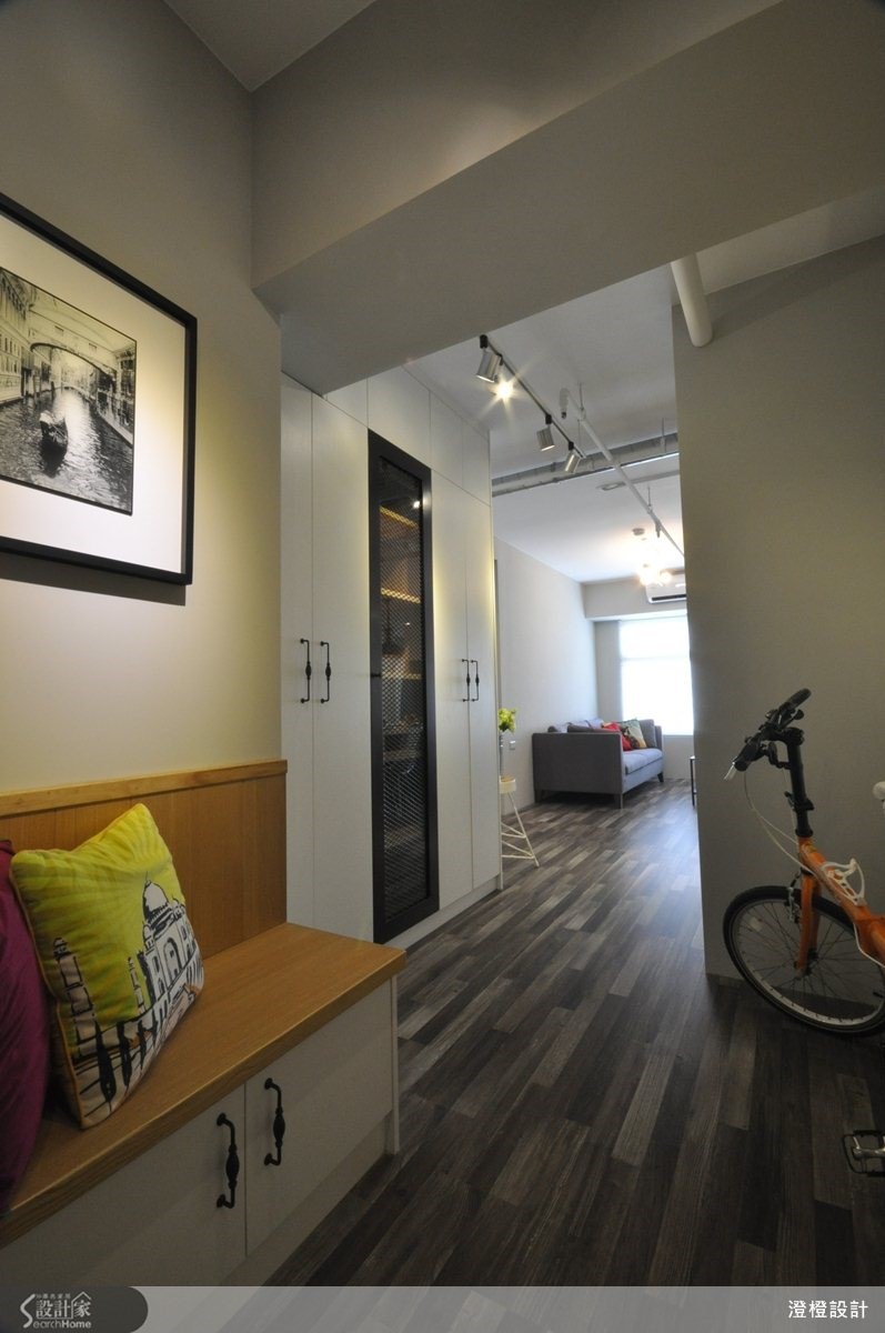 公共空间均以深色木质地板铺陈地面，让整体空间感更加完整一致，表现出清爽无压的暖感北欧氛围。