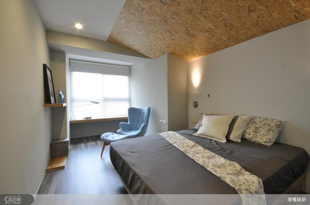 主卧室以定向纤维板构成斜面来修饰大樑，同时也创造出一种阁楼斜屋顶的视觉趣味。