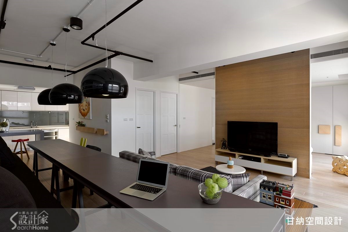 主臥房門設計成大拉門，拉門開啟時，讓整體空間呈現 LOFT 開放式。