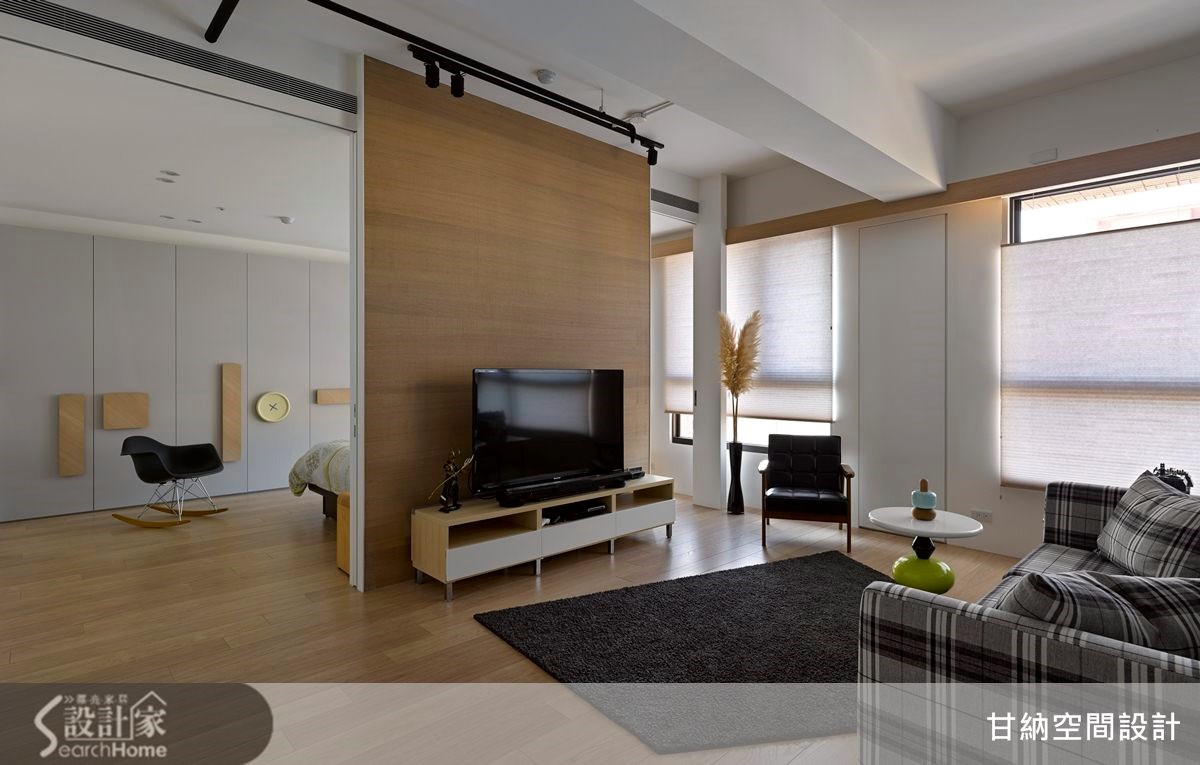 主臥房門設計成雙動線，主臥靠窗的房門打開時，3 樘窗戶是可以共同 share 彼此的光源，自然光源引入室內，白天是幾乎可以不用開燈。