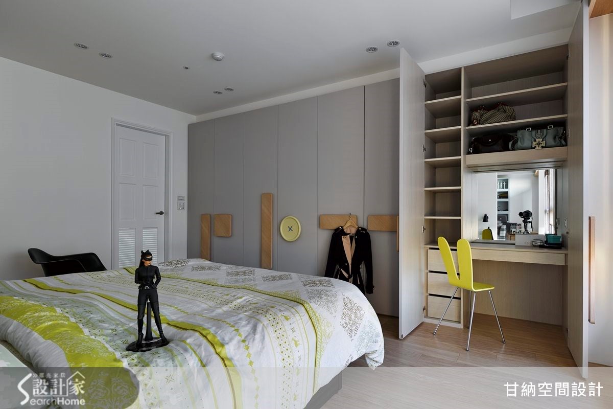 4 組衣櫃其中一櫃打開，是女主人的化妝台、包包櫃、收納櫃等，機能與美觀兼具。