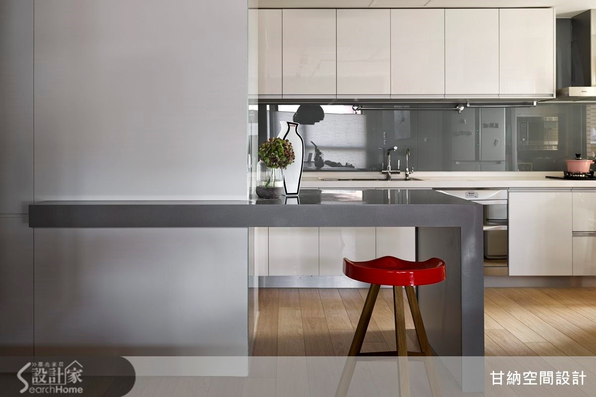 玄關左側的  L 型小中島檯面，刻意延伸至柱體，有放大效果。是平時兩人的早餐檯與用餐區