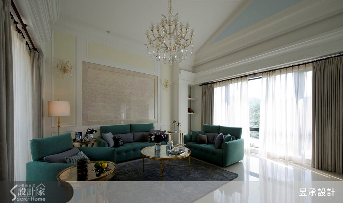 客廳沙發背牆採用紋理細緻的紫羅蘭大理石，框圍出如畫般意象的主牆設計，呼應著原建築的斜頂天花，打造出層次豐富的開闊空間感。